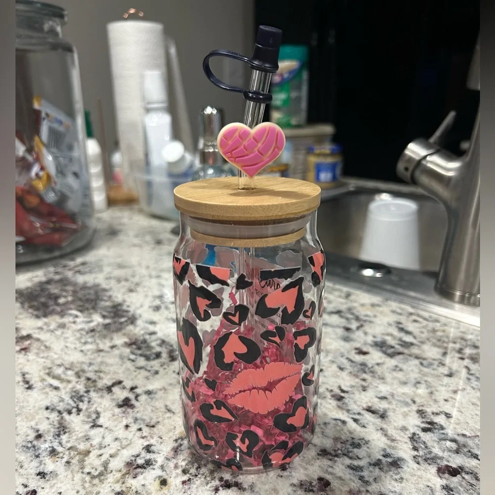 Pink‎ and black lip print glass jar with wooden lid and straw